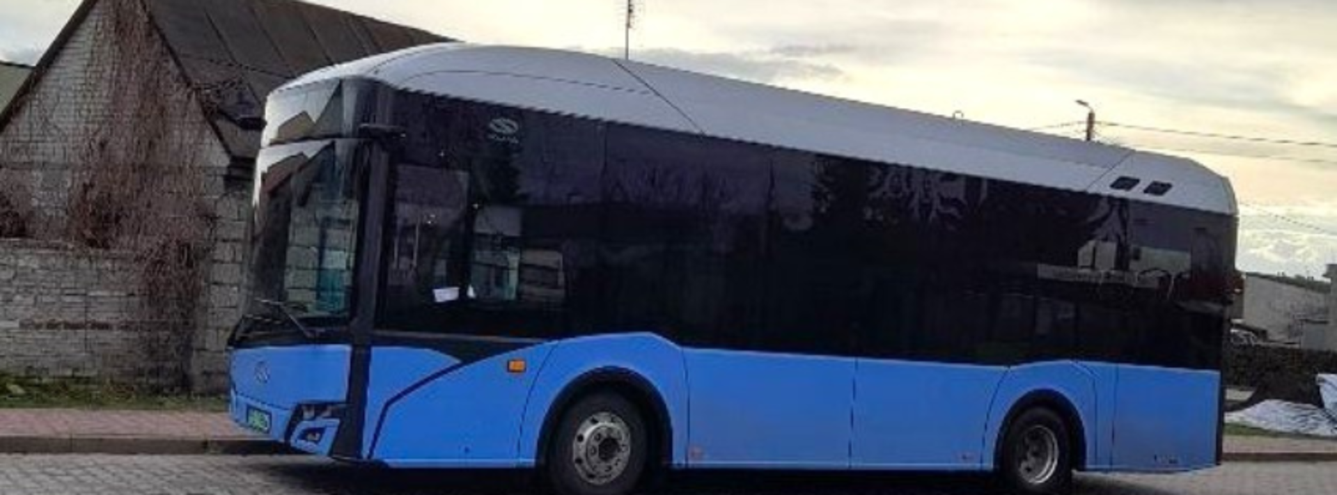 Na zdjęciu niebieski autobus.png