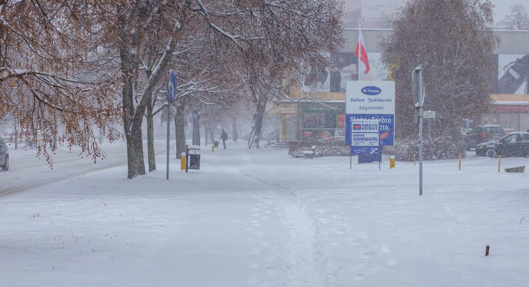 Zdjęcie zaśnieżonej ulicy Centralnej