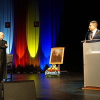 Paweł Maj Prezydent Miasta Puławy przemawiający na scenie podczas uroczystości wręczenia odznaczenia