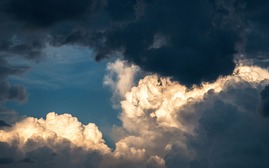 grafika przedstawia chmury burzowe