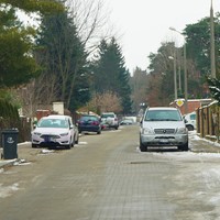 Ulica z zaparkowanymi samochodami 