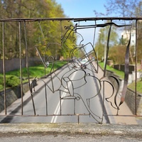 Zdjęcie barierki z herbem miasta