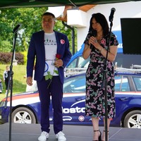 Na zdjęciu Prezydent Miasta Puławy i Dyrektor Miejskiego Ośrodka Pomocy Społecznej na scenie