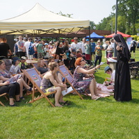 Na zdjęciu widok na uczestników pikniku 