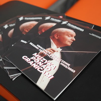 Na zdjęciu widać broszury dotyczące koncertu ułożone w wachlarz