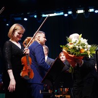 Na zdjęciu Prezydent Miasta Pulawy dziękuje na scenie dyrygentowi orkiestry za koncert