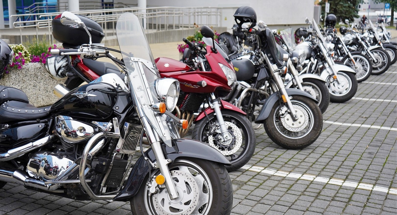 Zdjęcie kilku motocykli stojących na parkingu