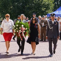 Delegacja reprezentująca Miasto Puławy oraz Rade Miasta Puławy z kwiatami