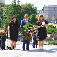 Mężczyzna i dwie kobiety składający kwiaty