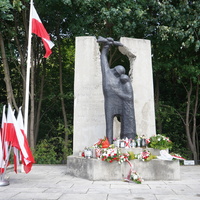 Pomnik przypominający żołnierza z przytuloną kobietą