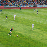 Piłkarze grający mecz na boisku
