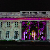 Pałac Marynki oświetlony kolorowymi wzorami