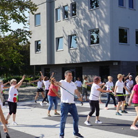 Grupa osób ćwiczących z nordic walking