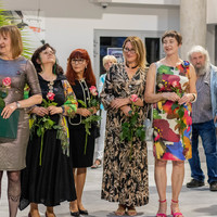 Grupa kobiet z kwiatami