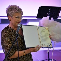 Kobieta trzymająca dyplom