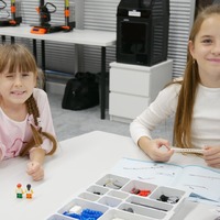 Dwie dziewczynki podczas zajęć