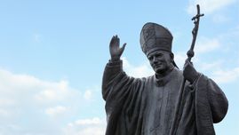 Na zdjęciu pomnik Papieża Św. Jana Pawła II