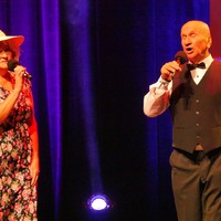Kobieta i mężczyzna wykonującą piosenkę