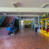 Wnętrze hali sportowej. Podłoga i ściany z brązowych płytek.
