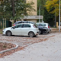 Zdjęcie: samochody na parkingu