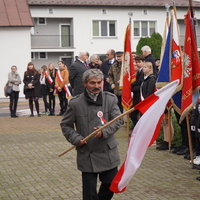 Mieszkaniec oddający hołd z flagą Polski