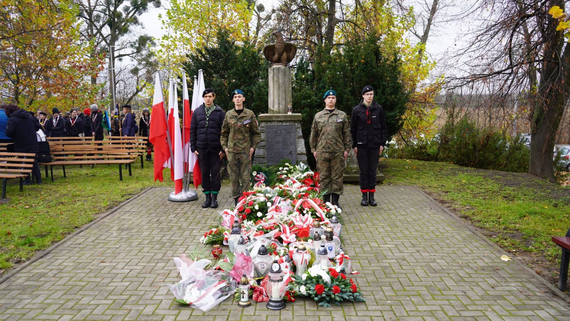 Narodowe Święto Niepodległości w Puławach - zdjęcia pomnika wraz wartą honorową