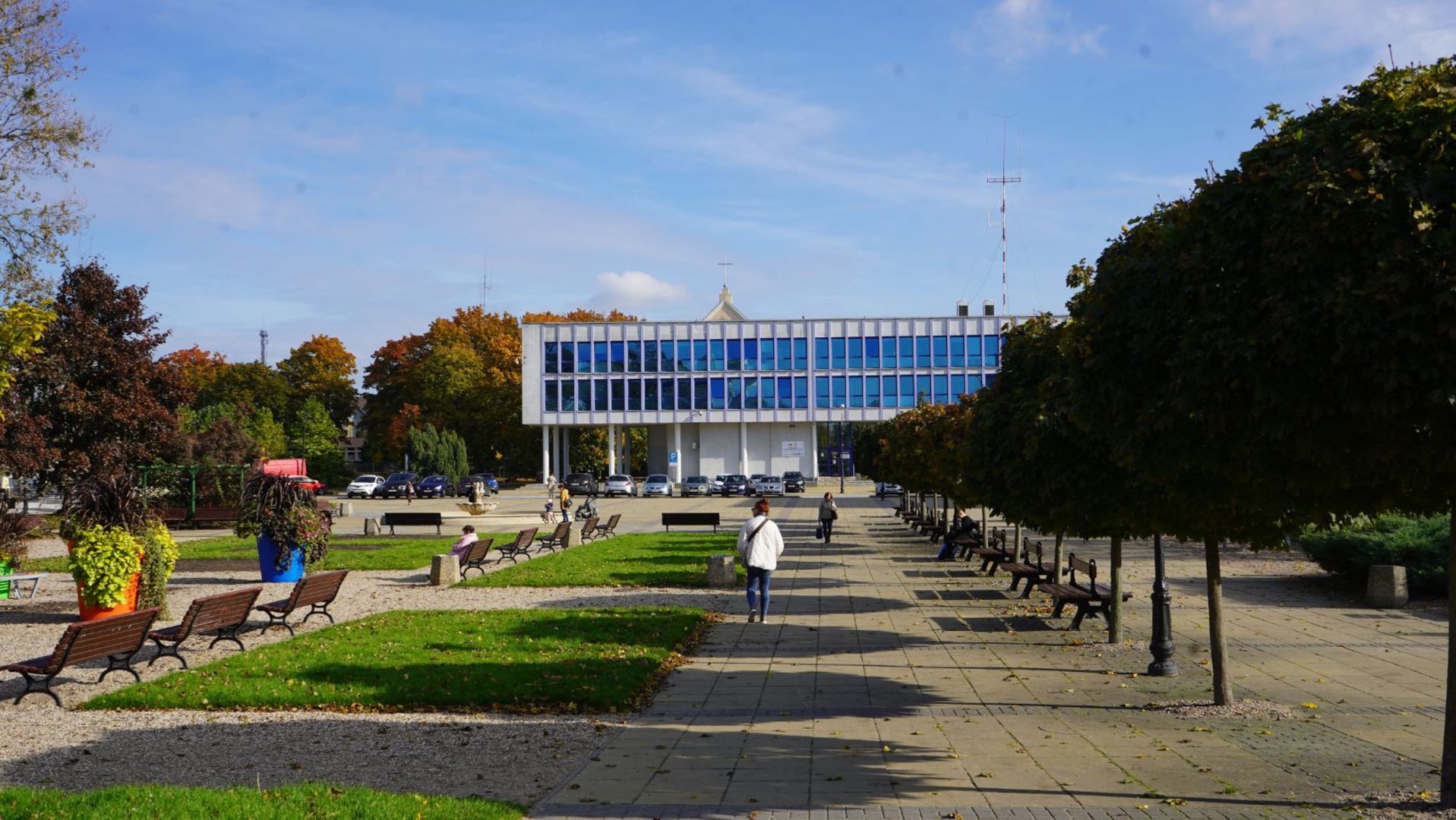 Widok na budynek Urzędu Miasta oraz Plac Chopina