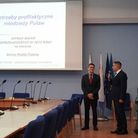 Prezydent Miasta przemawia na sali konferencyjnej w towarzystwie dr Roberta Porzaka, autora raportu
