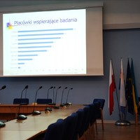 Jeden ze slajdów prezentacji, wyświetlony na rzutniku w sali konferencyjnej