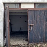 Otwarte drzwi do garażu