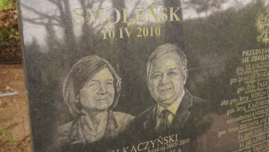 Tablica upamiętniająca ofiary Katastrofy Smoleńskiej na cmentarzu na ul. Piaskowej w Puławach