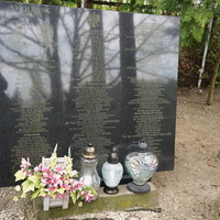 ablica upamiętniająca ofiary Katastrofy Smoleńskiej na cmentarzu na ul. Piaskowej w Puławach