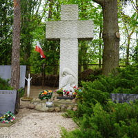 ablica upamiętniająca ofiary Katastrofy Smoleńskiej na cmentarzu na ul. Piaskowej w Puławach