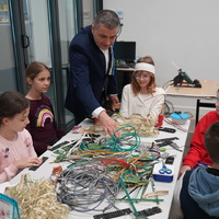 Prezydent Miasta Puławy z dziećmi biorącymi udział w warsztatach